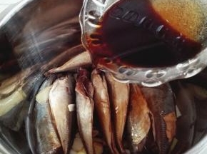 鱼全部放入之后，倒入调料汁