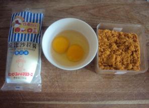 准备原料：鸡蛋、肉松、丘比沙拉酱