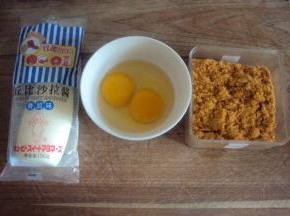 准备原料：鸡蛋、肉松、丘比沙拉酱