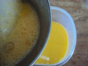 鸡蛋打散，过滤让蛋液更细腻
