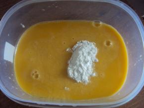 蛋液中放入淀粉，加水搅拌均匀