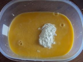 蛋液中放入淀粉，加水搅拌均匀