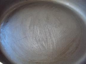 平底锅刷少许油，开小火预热