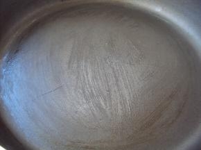 平底锅刷少许油，开小火预热