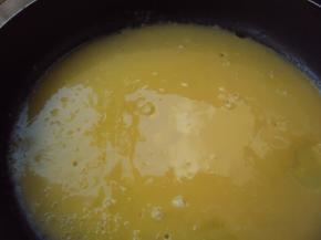 平底锅微热即倒入蛋液，轻轻摇动平底锅，让蛋液均匀的摊开