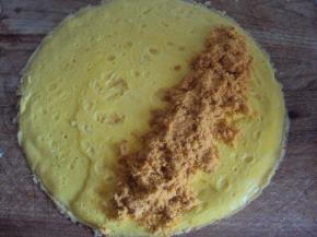 将肉松铺在摊好的蛋饼上