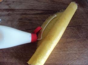 将蛋饼卷起，用丘比沙拉酱封口