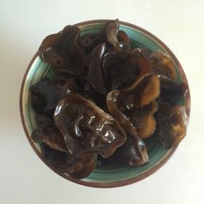 黑木耳提前泡好，并焯烫一下