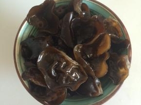 黑木耳提前泡好，并焯烫一下