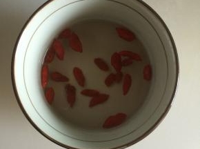 枸杞子清水泡软