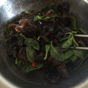 将所有食材放在一起，加入所有调料