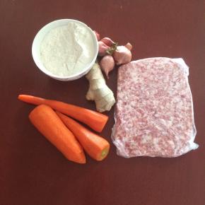 面粉、猪肉馅、胡萝卜、葱、姜