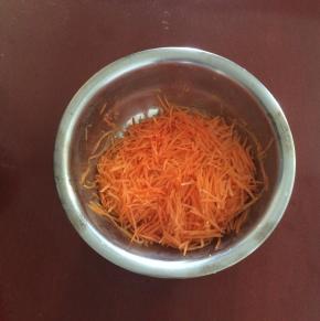 胡萝卜切丝，码上精盐，静置一会儿，将水分挤去备用