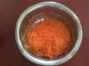 胡萝卜切丝，码上精盐，静置一会儿，将水分挤去备用