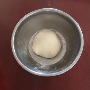 把面粉和成软硬适中的面团，盖上松弛20分钟