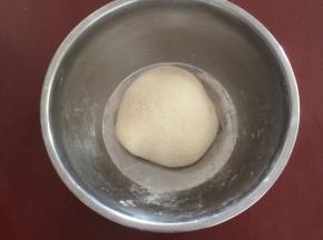 把面粉和成软硬适中的面团，盖上松弛20分钟