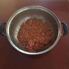 肉馅中放入精盐、味精、酱油、香油、白胡椒粉搅拌均匀上劲