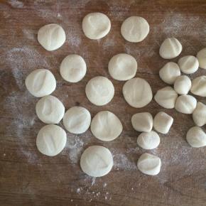 将面团做成长条状，切出大小均匀的剂子