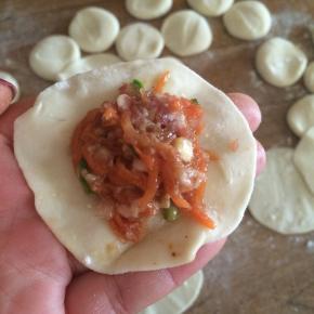 取适量的馅料放在饺子皮上