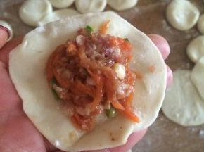 取适量的馅料放在饺子皮上