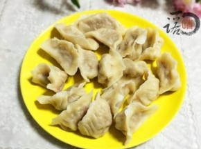 沸水煮熟，一盘好吃带着胡萝卜香甜的饺子就完成了