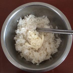 剩米饭加热（微波、蒸锅都可以）拌入丘比沙拉酱