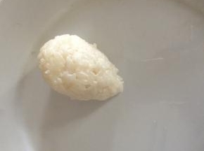 捏成喜欢的形状，我做的是花瓣形状的