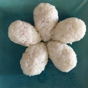 依次做好，加入了丘比沙拉酱的饭团，非常好定型，看起来还很滋润呢