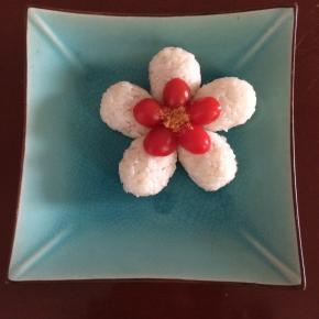 捏一些肉松在中间部分，做花蕊