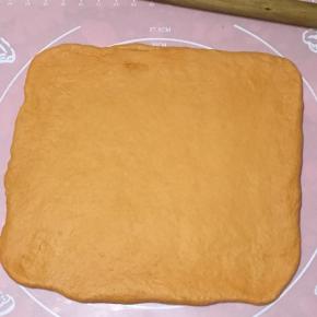 擀成长方形薄片