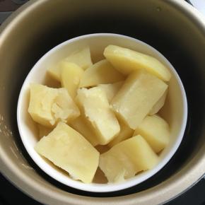 土豆去皮上锅蒸熟