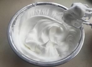 60克细砂糖分三次在打发过程中加入蛋清，打发蛋清至拉起直立小三角。