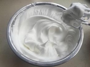 60克细砂糖分三次在打发过程中加入蛋清，打发蛋清至拉起直立小三角。