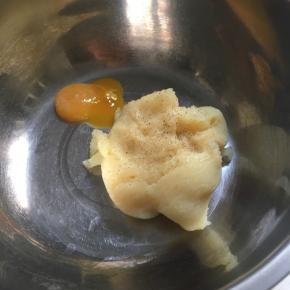 土豆泥中加蛋黄、胡椒粉、黄油用刮刀搅拌均匀