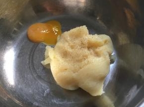 土豆泥中加蛋黄、胡椒粉、黄油用刮刀搅拌均匀