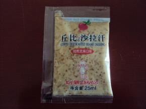 这是今天这道菜的重要材料：丘比沙拉汁，我选用的是焙煎芝麻口味