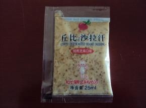这是今天这道菜的重要材料：丘比沙拉汁，我选用的是焙煎芝麻口味