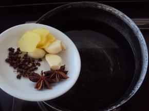 锅内放清水，加入姜片、蒜瓣、大料、花椒、再放一些精盐