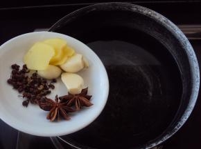 锅内放清水，加入姜片、蒜瓣、大料、花椒、再放一些精盐