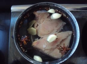 把鸡胸肉洗净改刀切小一点的块，放入锅内煮熟后关火，不捞出继续浸泡1小时