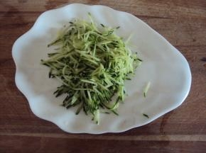 黄瓜切丝，备用