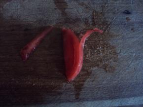 如图切一刀，并用刀将西红柿皮削一半