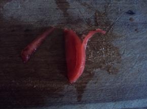 如图切一刀，并用刀将西红柿皮削一半