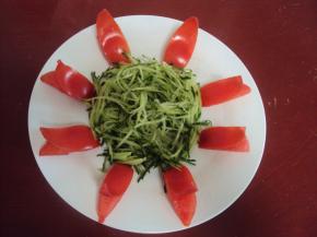 西红柿围边、中间摆上黄瓜丝