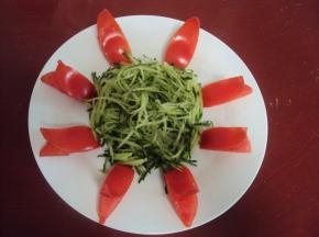 西红柿围边、中间摆上黄瓜丝