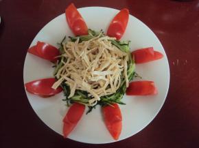 黄瓜丝上面摆放鸡丝