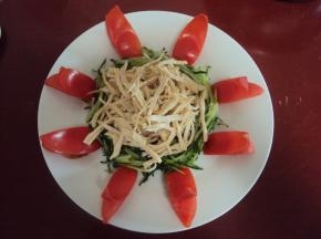 黄瓜丝上面摆放鸡丝