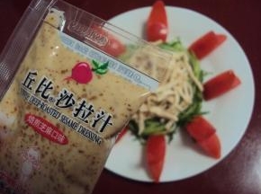 最后，淋上丘比沙拉汁（焙煎芝麻口味）