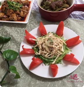 一盘简单、喜庆的鸡丝沙拉就做好了，春节宴席上来一盘解腻又好看