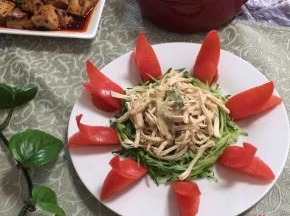 一盘简单、喜庆的鸡丝沙拉就做好了，春节宴席上来一盘解腻又好看